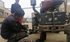 拖拉機(jī)固定作業(yè)和牽引其他車輛時(shí)應(yīng)注意什么？